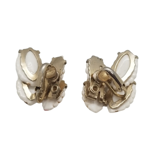 VINTAGE 1950s WHITE THERMOSET LEAF DESIGN BRACELET & CLIP ON EARRINGS SET - Picture 5 of 5